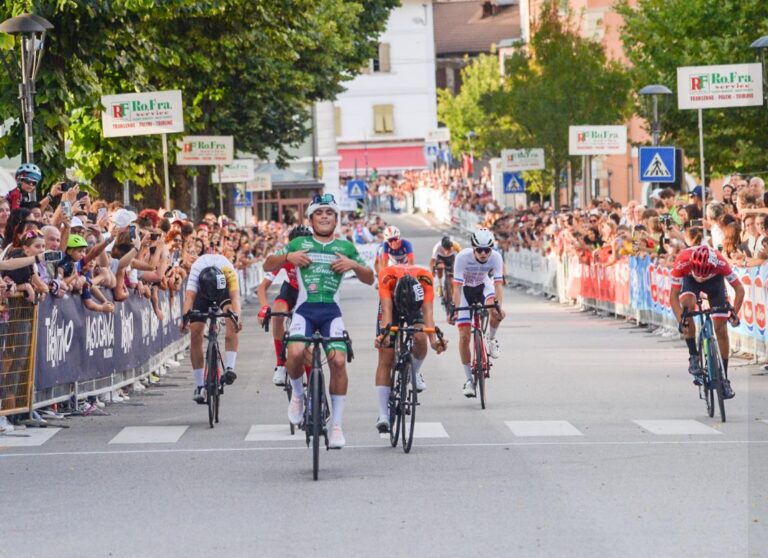 ESORDIENTI. LA COPPA SERA ESALTA I CAMPIONI LOMBARDI LUCA FERRO (BUSTESE OLONIA E MATTEO BOTTA (PEDALE SENAGHESE). SUL PODIO LUCA VITALE